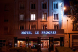 Hôtel Le Progrès - Façade de nuit