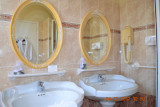 Hôtel Le Castel - Grandes vasques sdb chambres familiales